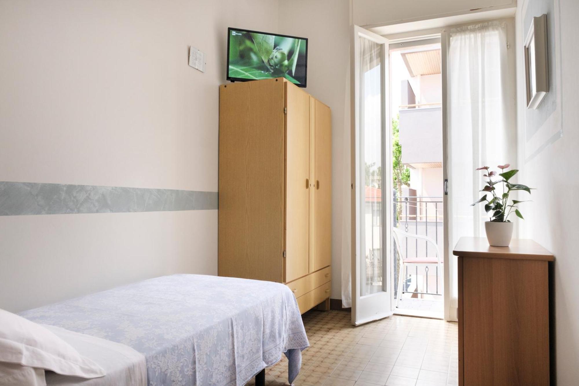 Hotel Cheri Rimini Bagian luar foto
