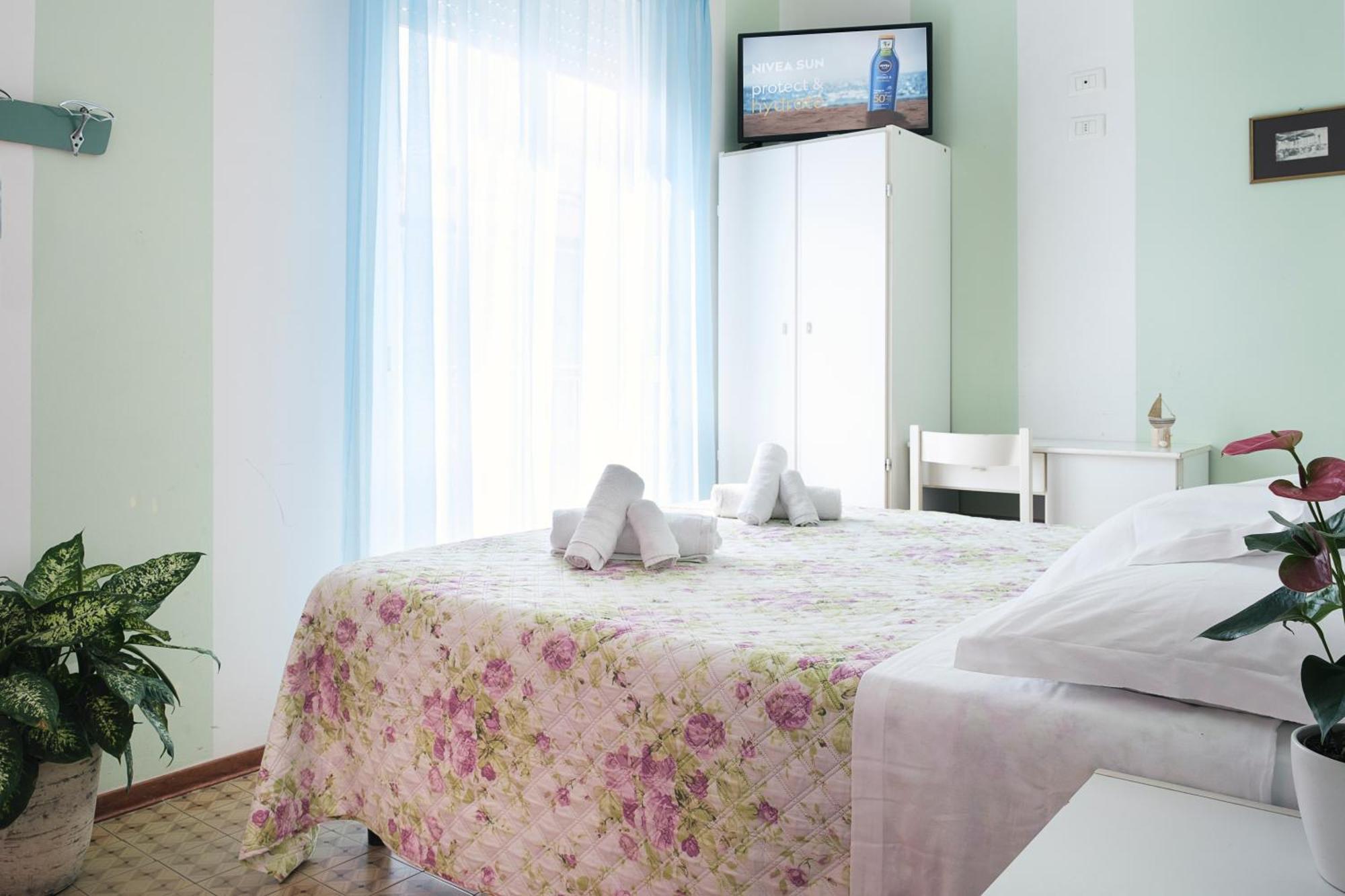 Hotel Cheri Rimini Bagian luar foto