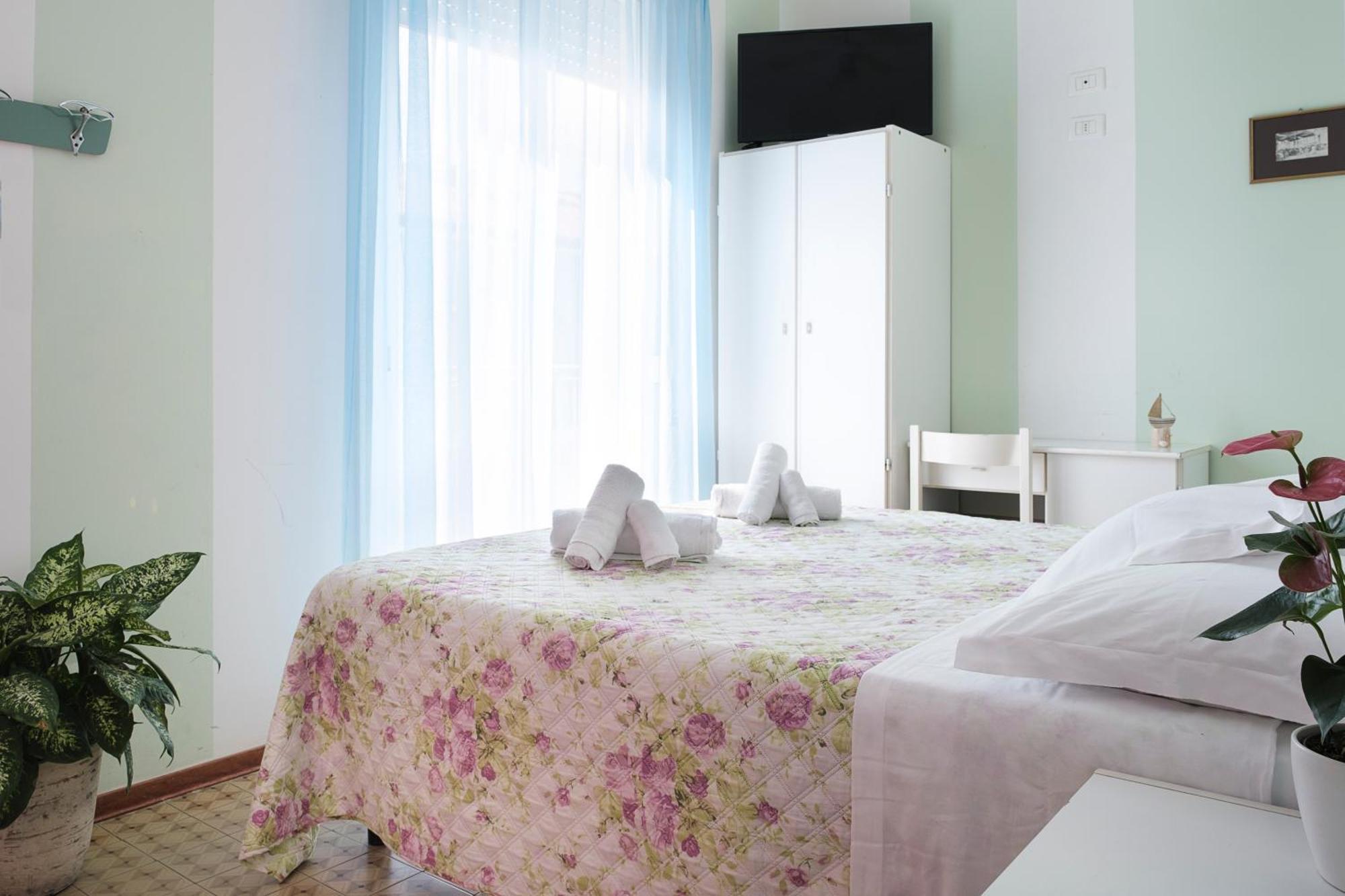 Hotel Cheri Rimini Bagian luar foto
