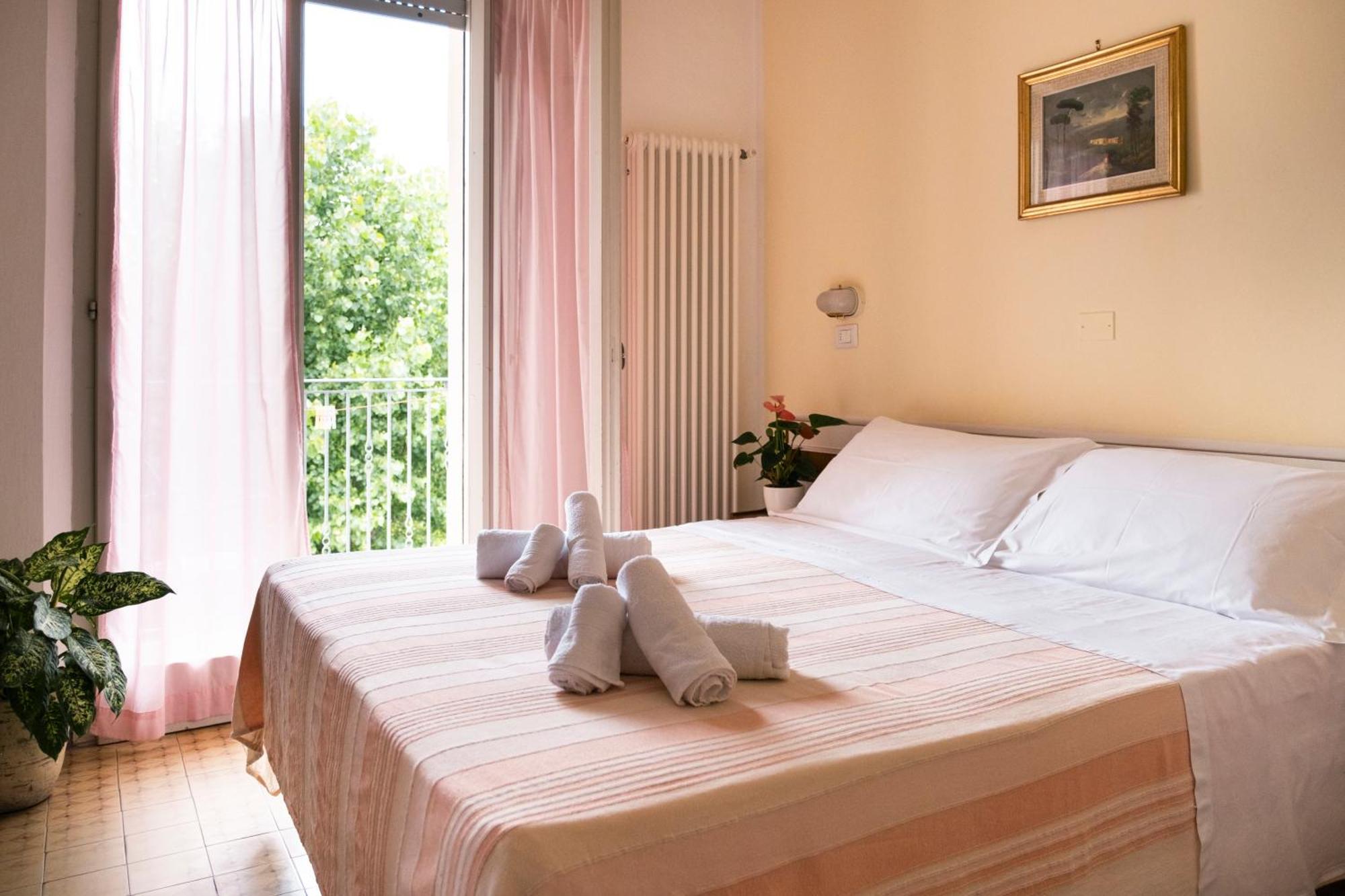 Hotel Cheri Rimini Bagian luar foto