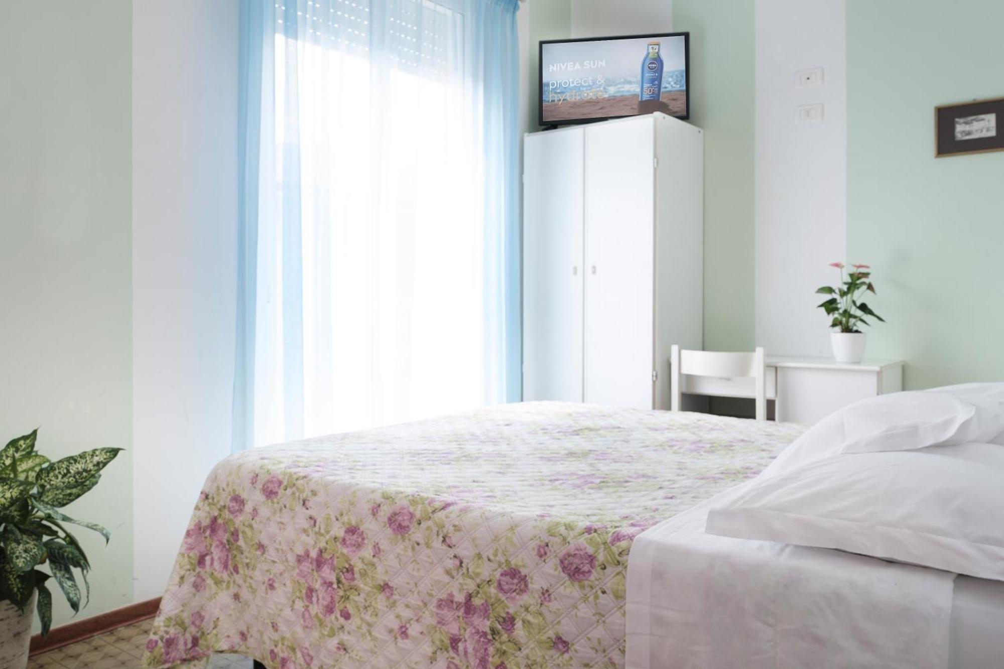 Hotel Cheri Rimini Bagian luar foto