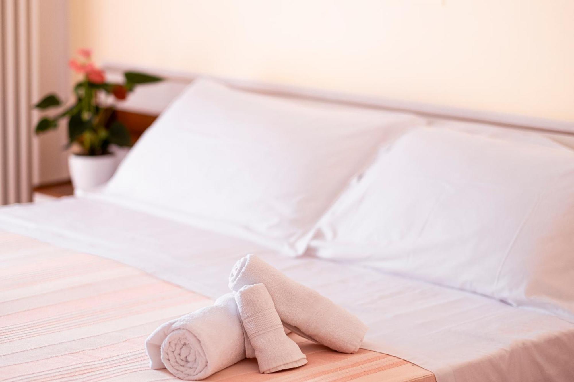 Hotel Cheri Rimini Bagian luar foto